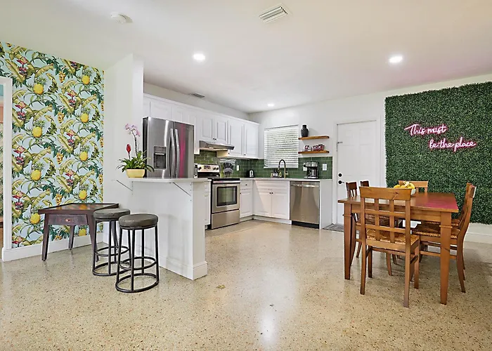 Tropical Escape Near Beach! Tons Of Parking!