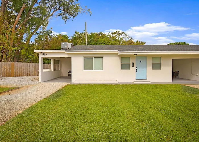 Tropical Escape Near Beach! Tons Of Parking!