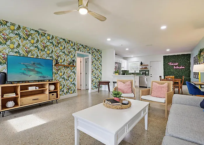 Tropical Escape Near Beach! Tons Of Parking!