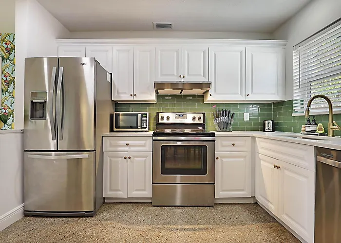 Tropical Escape Near Beach! Tons Of Parking!