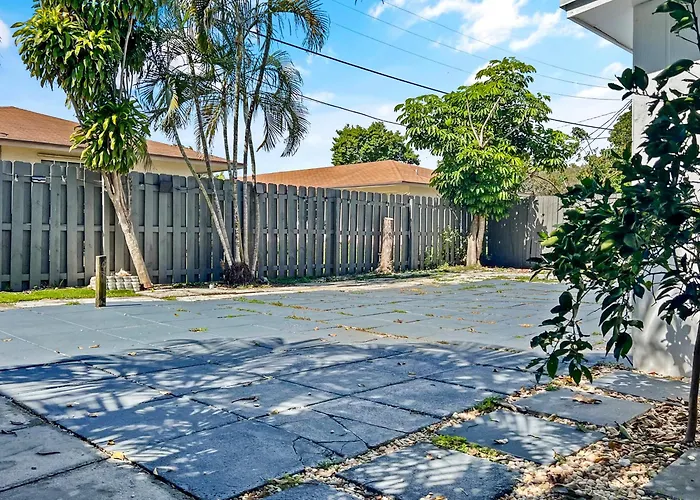 Stylish Tropical Key West Home - Private Yard, Free Parking & Laundry