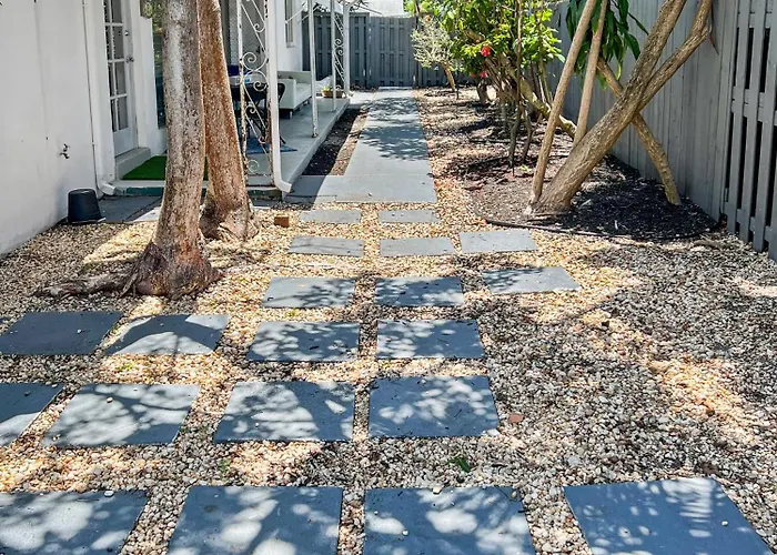 Stylish Tropical Key West Home - Private Yard, Free Parking & Laundry
