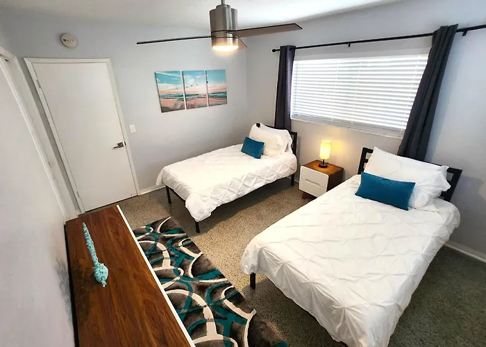 Modern Oasis! Walk To Beach, King Bed, Backyard & Workspace