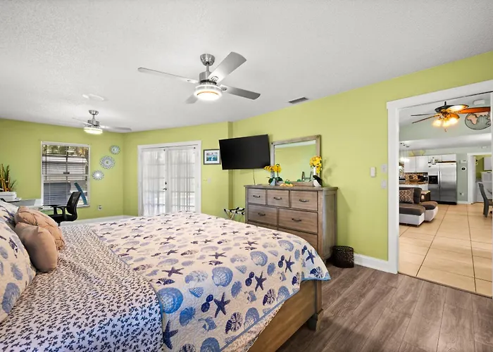 Sunny Oasis Getaway -Heated Pool-Mini Golf-Near Beach