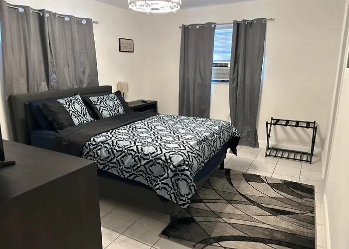 Whole House+Renovated+Pool+Lanai+Bbq+Close To All