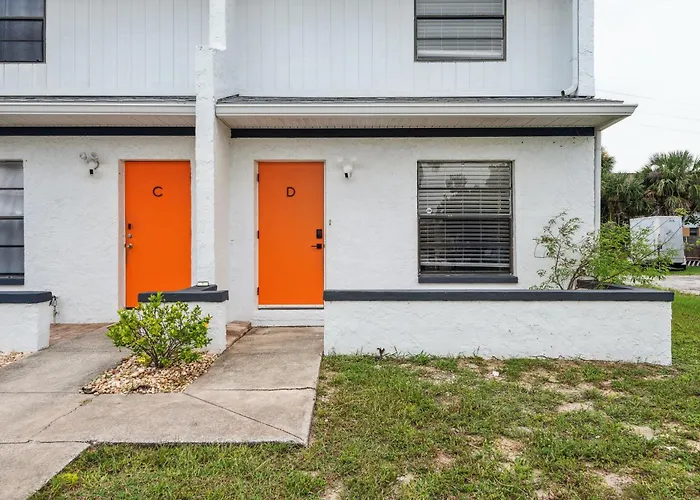 Amazing 2 Bedroom Townhouse Near Beach