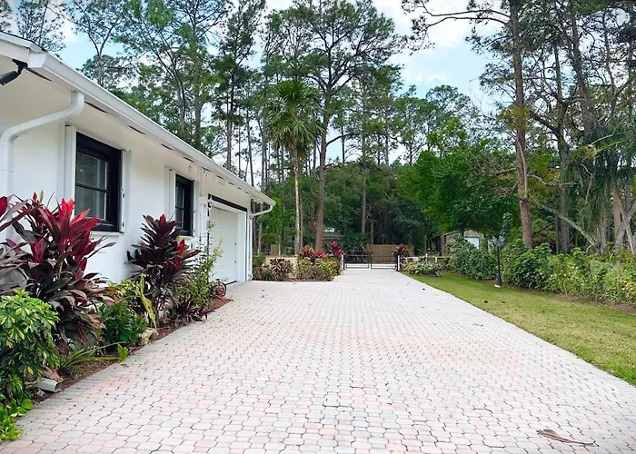 Luxury Jupiter Farm Getaway Heated Pool, Bbq, Game Shed, 1 Acre Yard!