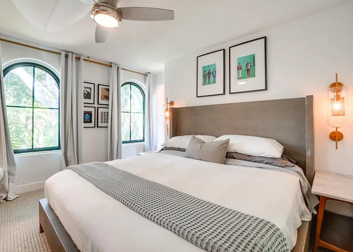 Chic Getaway In Desirable South Tampa District!