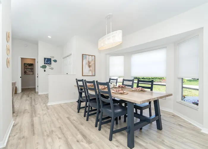 Beautiful Spacious Home! Close To Beaches - Heated Private Pool