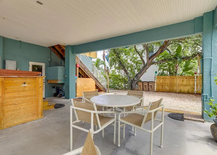 Steps To Beach, Outdoor Perks! Indian Rocks Condo