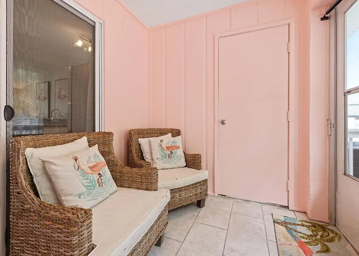 Beachy 2/1 Condo, One Block Downtown Palm Harbor!