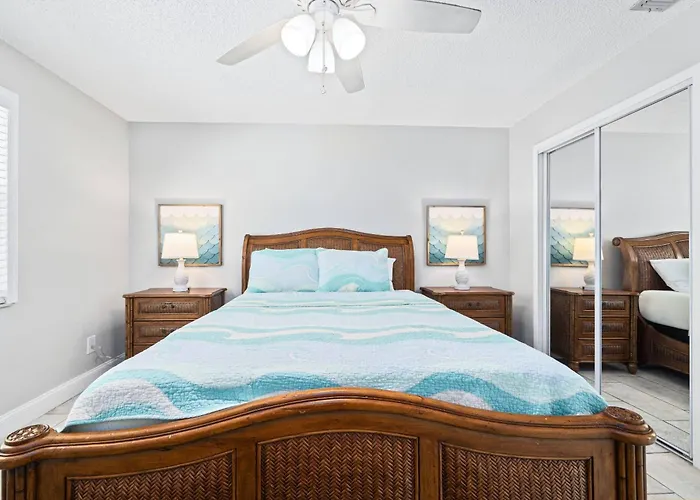 Beachy 2/1 Condo, One Block Downtown Palm Harbor!
