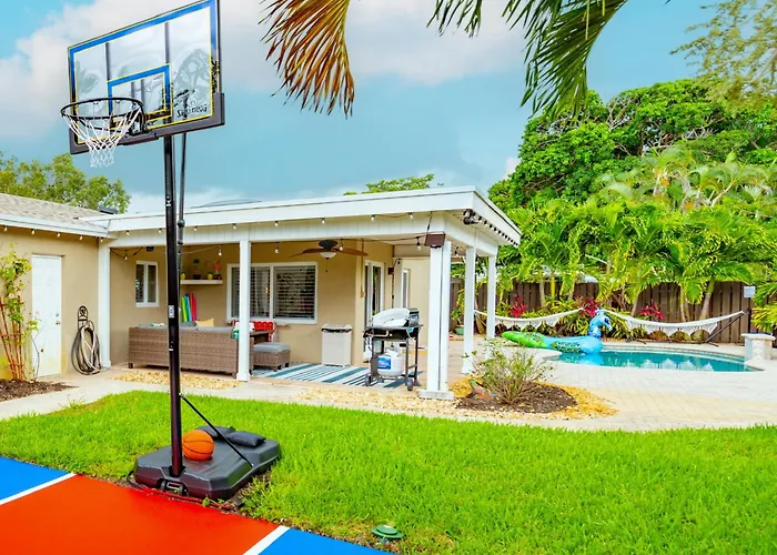 Colorful Home - Pool - Game Room - Basketball Court - Bbq & More