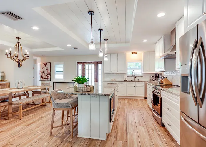 Fenced Yard, 4 Mi To Stuart Beach: Family Retreat!