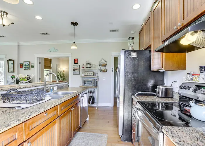 Lovely Carrabelle Home W/ Lake Views & Pool Access