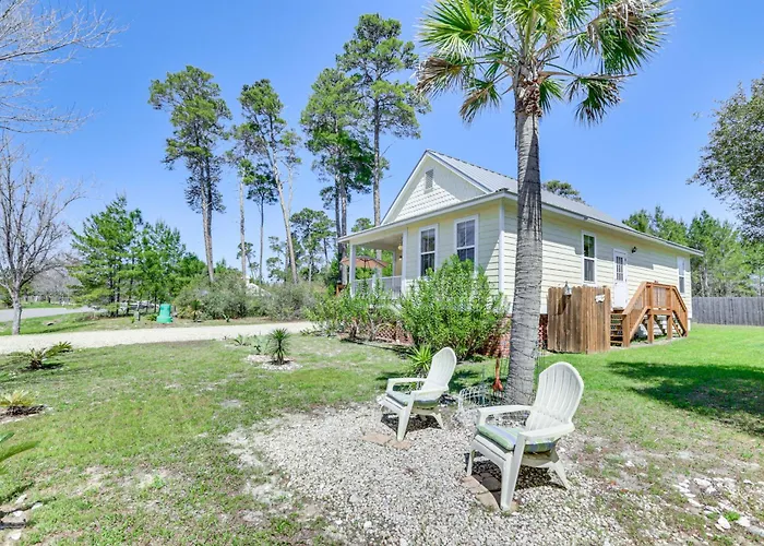 Lovely Carrabelle Home W/ Lake Views & Pool Access