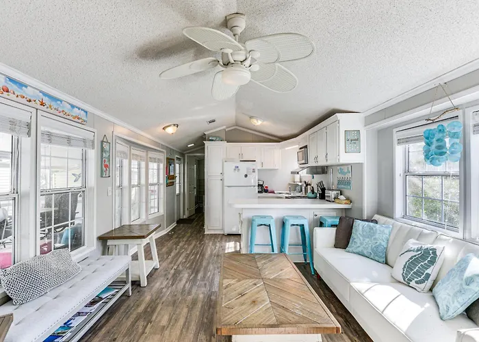2.5 Blocks To Beach! 'Miramar Tropical Cabana'
