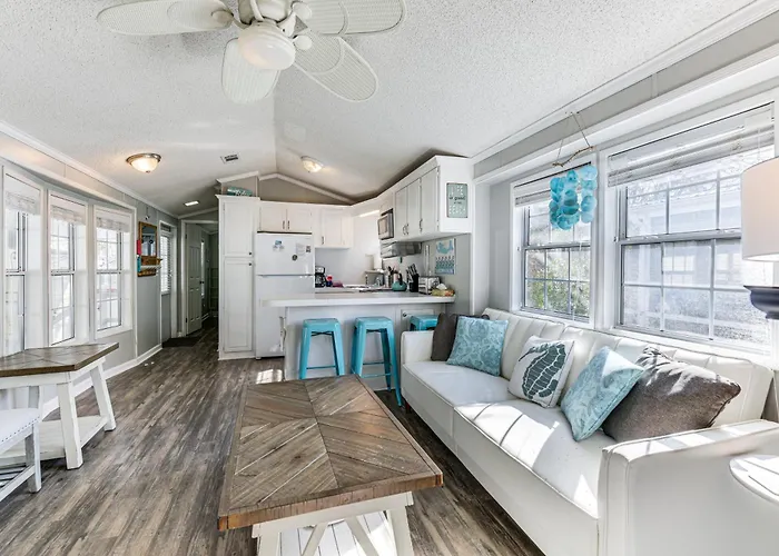 2.5 Blocks To Beach! 'Miramar Tropical Cabana'