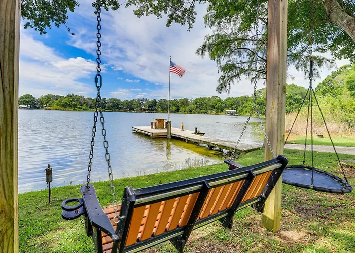 Private & Picturesque Escape On Lake Henry!