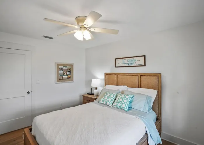Southern Mermaid Cottage- Pet Friendly Fenced