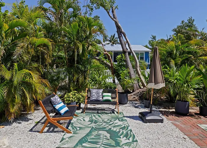 Pirates Cove Cottage At Palm View Inn Of Sanibel With Bikes