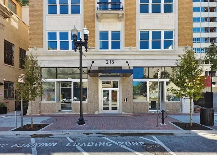 Fun Cozy Apts - 1 25 Mile Walk To Tiaa Bnk Fld