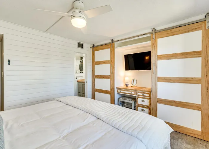 Beachfront Panama City Condo W/ Balcony + Views!