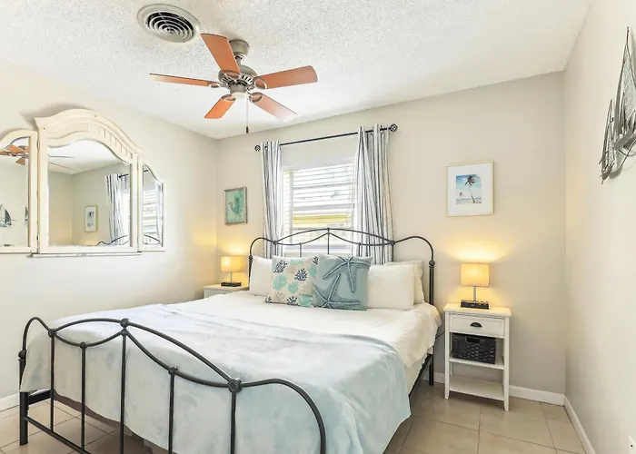 Jensen Beach Home: Walk To Beach Access!