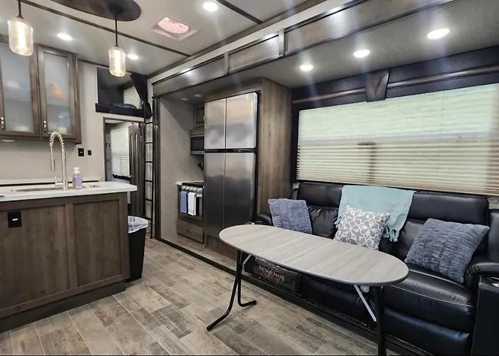 2 Bedroom Glamping Rv W/Golf Cart
