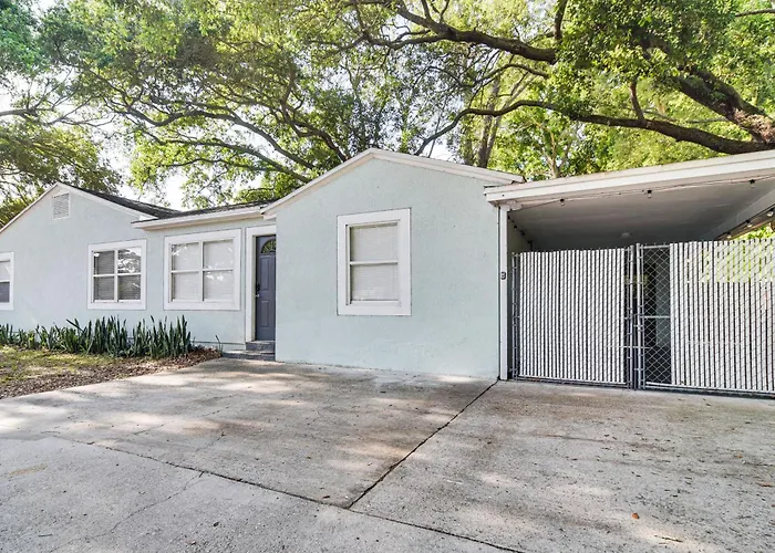 Walk To Art District + Beach: Pet-Friendly Getaway