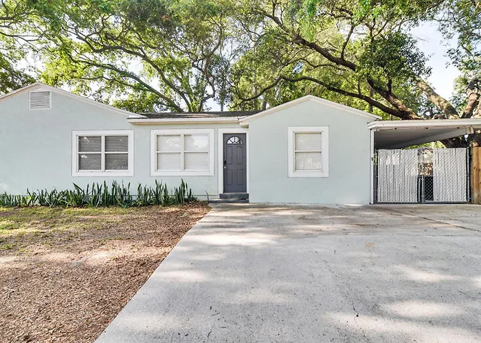 Walk To Art District + Beach: Pet-Friendly Getaway
