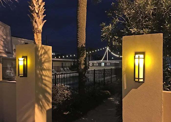 3 Bedroom Catalina Townhome With Rooftop Deck Great Oceanviews, Steps To Beach