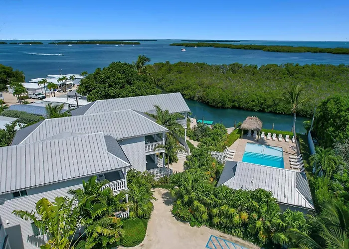 Isla Mirabelle - Waterfront Boutique Resort, Htd Pool, Dock, Walkable