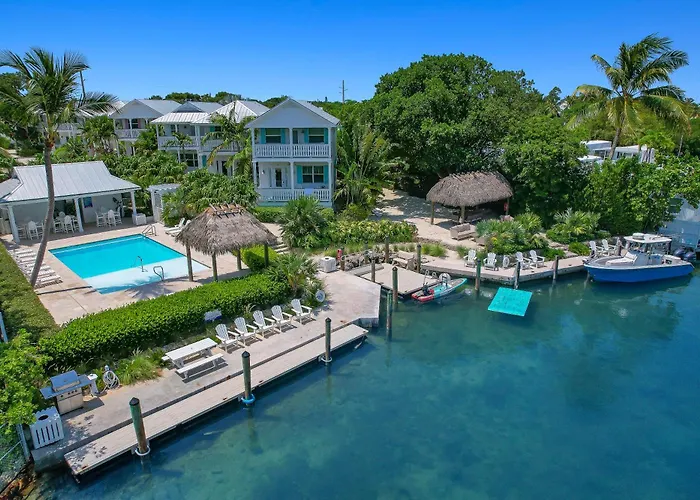 Isla Mirabelle - Waterfront Boutique Resort, Htd Pool, Dock, Walkable