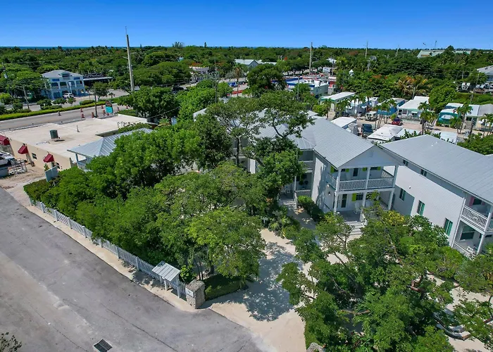 Isla Mirabelle - Waterfront Boutique Resort, Htd Pool, Dock, Walkable
