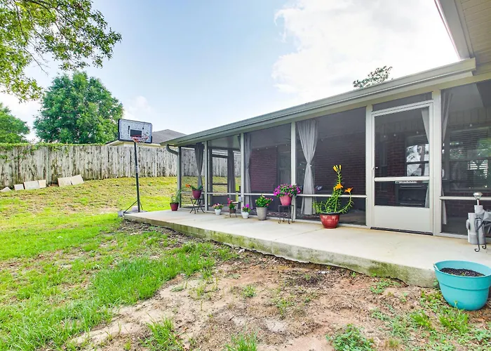 Crestview Family Home: Screened Porch & Games!