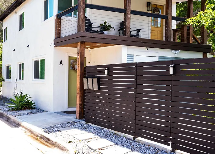 Shares Courtyard Luxury Apt - New!
