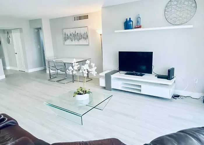 Modern 2Br 2Ba Condo Near Aventura! Wi-Fi! Parking