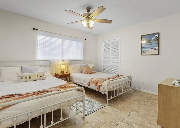 Cozy Retreat, Heated Pool, Water Canal, Bikes,3 Bedroom