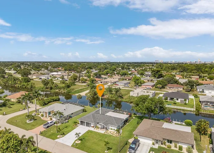 Cozy Retreat, Heated Pool, Water Canal, Bikes,3 Bedroom