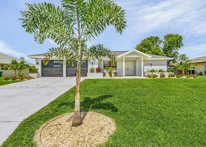 Cozy Retreat, Heated Pool, Water Canal, Bikes,3 Bedroom