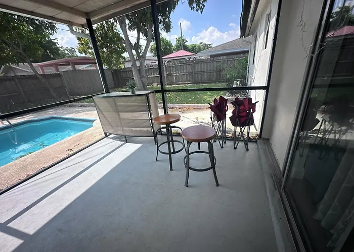 Whole House+Renovated+Pool+Lanai+Bbq+Close To All