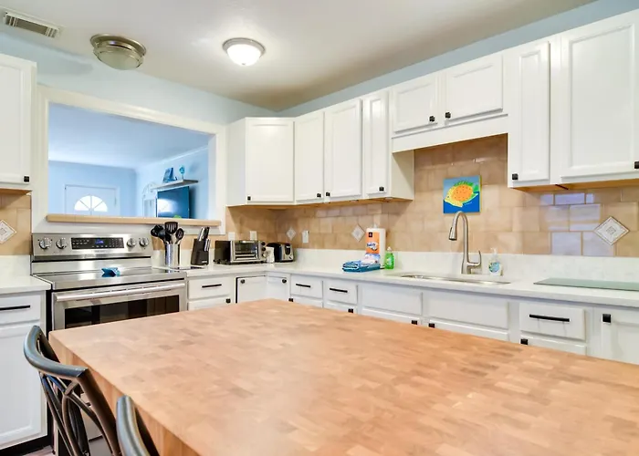Lovely St Pete Beach Cottage, Walk To Beach & Town