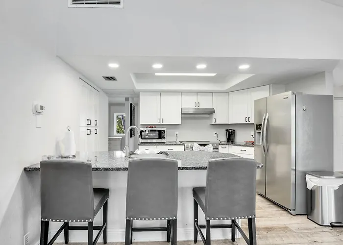 5 Beds 3 Bdr 2 Bath Heated Pool, Grill, Patio