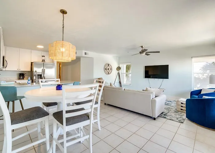 Cedar Key Condo W/ Balcony & Gulf Views!