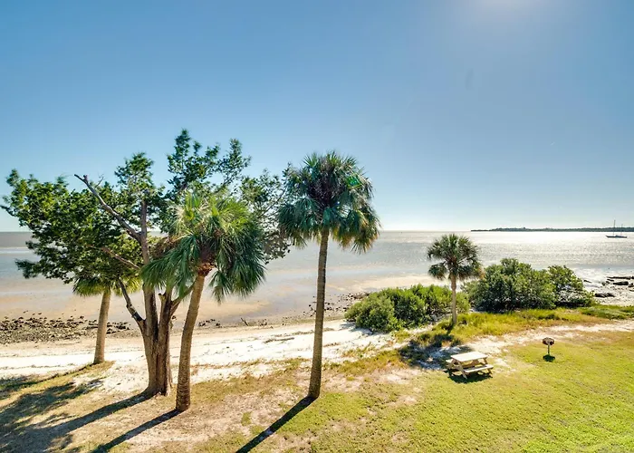 Cedar Key Condo W/ Balcony & Gulf Views!