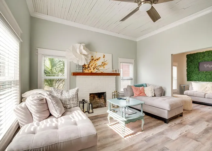 Walk To River & Shops: Downtown Dunnellon Escape
