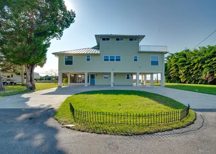 Luxe Spring Hill Home W/ Patio & Dock!