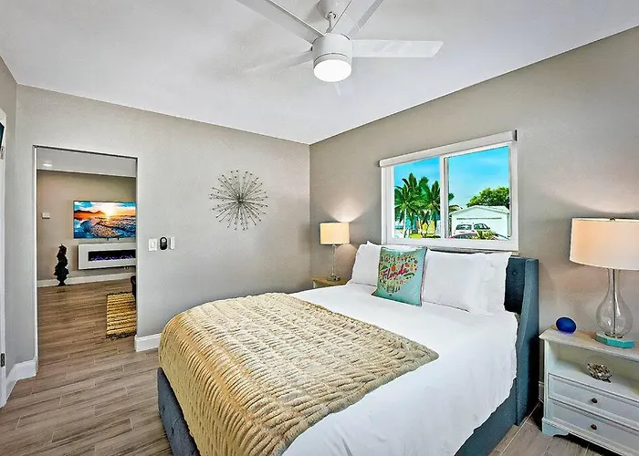 New Waterfront Tropic Oasis - Heated Pool, Canal, Dock, Air Hockey
