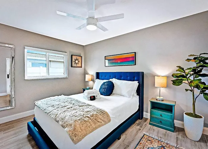 New Waterfront Tropic Oasis - Heated Pool, Canal, Dock, Air Hockey